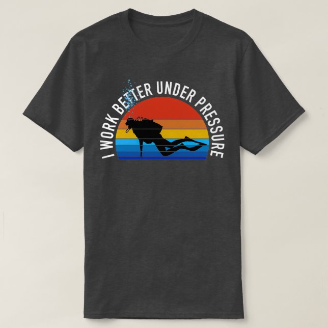 Camiseta Bucear Scuba Trabajo Mejor Bajo Presión (Diseño del anverso)