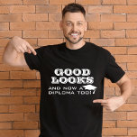 Camiseta Buen aspecto y ahora el diploma es una graduación<br><div class="desc">Bien visto y ahora un Diploma demasiado gracioso de un graduado con camiseta de hombre. Cita divertida para un graduado - Buena apariencia y ahora un diploma también. Tapón blanco de graduación y tipografía. Gran regalo para un graduado que se graduó.</div>