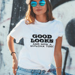 Camiseta Buena apariencia y diploma de graduación muy diver<br><div class="desc">Bien Parecido Diploma Demasiado Graduado Mujer Camiseta. Cita divertida para un graduado - Buena apariencia y ahora un diploma también. Tipografía negra moderna. Gran regalo para un graduado que se graduó.</div>