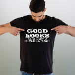 Camiseta Buena apariencia y diploma de graduación muy diver<br><div class="desc">Bien Parecido Diploma Demasiado Gracioso Camiseta De Graduación. Cita divertida para un graduado - Buena apariencia y ahora un diploma también. Tipografía blanca. Gran regalo para un graduado que se graduó.</div>