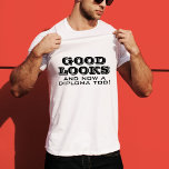Camiseta Buena apariencia y diploma de graduación muy diver<br><div class="desc">Buena apariencia y diploma son camisetas de graduación muy divertidas. Cita divertida para un graduado - Buena apariencia y ahora un diploma también. Tipografía negra moderna. Gran regalo para un graduado que se graduó.</div>