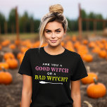 Camiseta Buena bruja o mala cita de mujeres Halloween<br><div class="desc">El diseño gráfico de la camiseta de Halloween para mujeres muestra la cita "¿Eres una buena bruja o una mala bruja?" diseño de tipografía con colores verde blanco,  rosa y amarillo con acento de bastón de bruja.</div>
