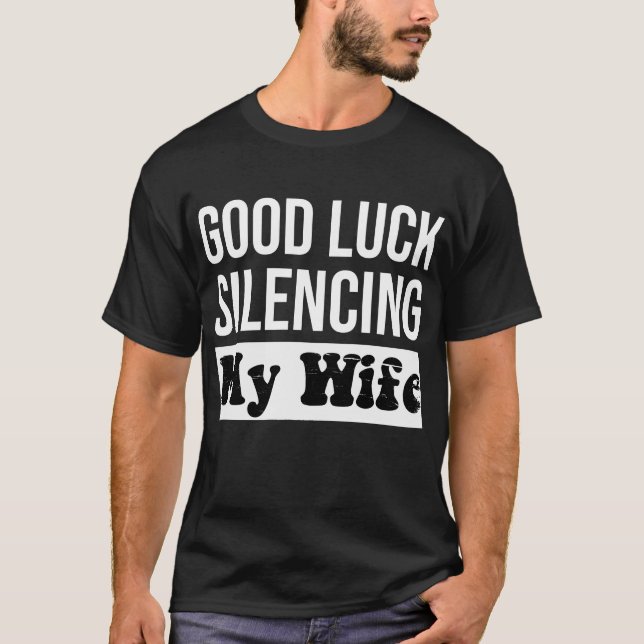 Camiseta Buena suerte silenciando a mi esposa curiosa cita  (Anverso)