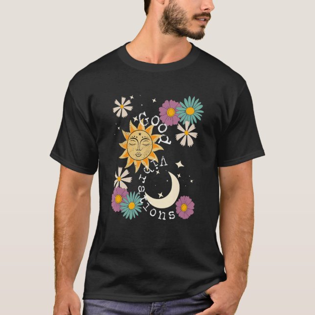 Camiseta Buena Vibración Cuta Boho Sun Moon Flores Energía  (Anverso)