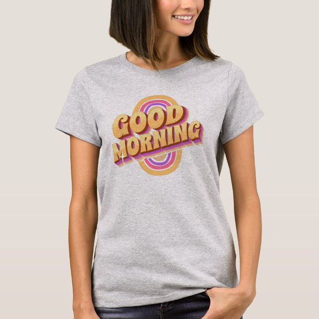 Camiseta Buenos días con letras del arcoiris (Anverso)