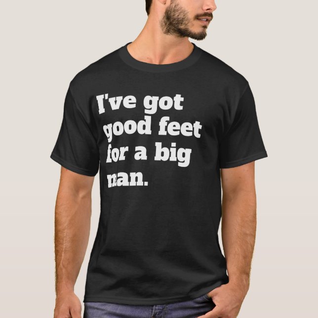 Camiseta Buenos pies por un hombre grande. (Anverso)