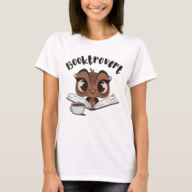 Camiseta búho Booktrovert con libro y café (Anverso)
