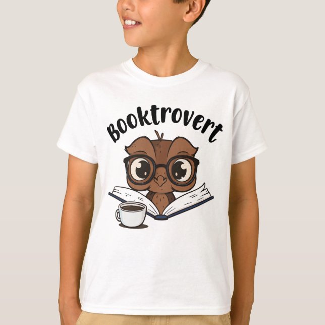 Camiseta búho Booktrovert con libro y café (Anverso)