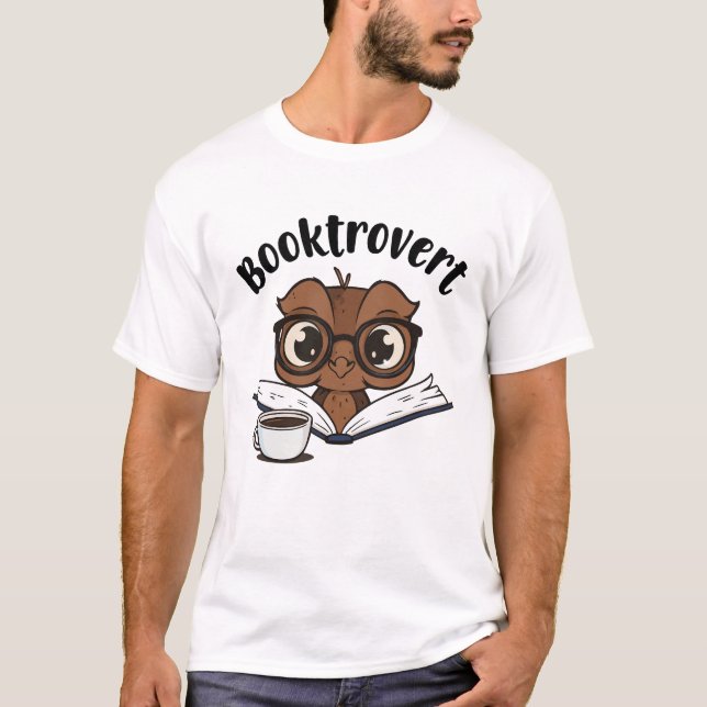 Camiseta búho Booktrovert con libro y café (Anverso)