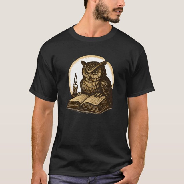 Camiseta Búho Sabio Vintage con Vela y Libro (Anverso)