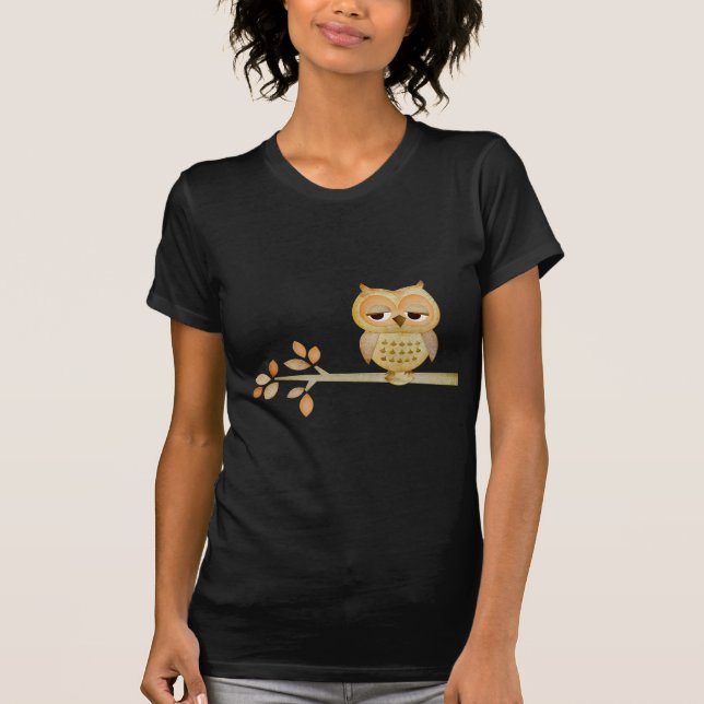 Camiseta Búho soñoliento en árbol (Anverso)