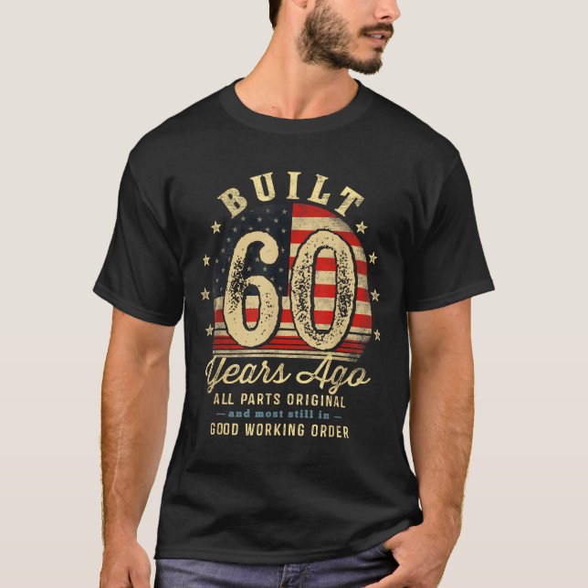 Camiseta Built 60 Years Ago Funny 60th Birthday Usa Flag  (Anverso)