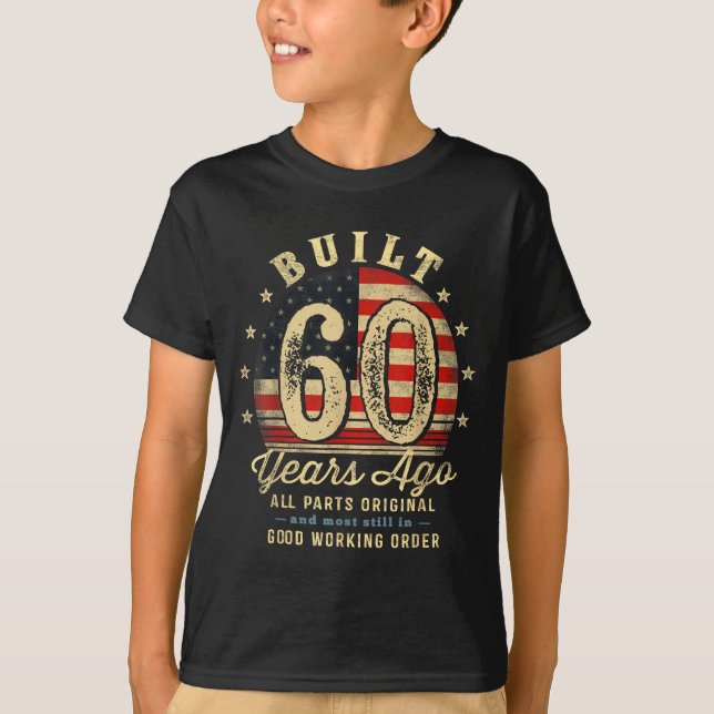 Camiseta Built 60 Years Ago Funny 60th Birthday Usa Flag  (Anverso)