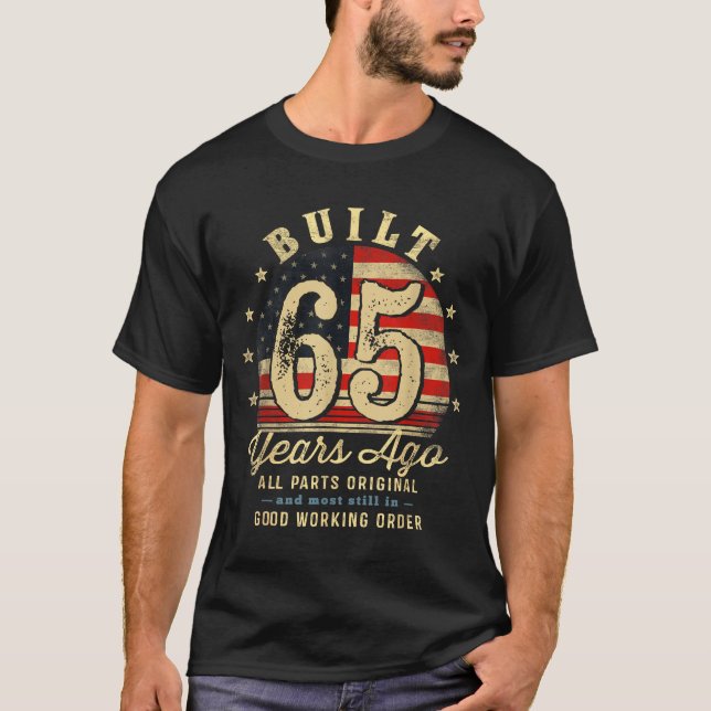 Camiseta Built 65 Years Ago Funny 65th Birthday Usa Flag  (Anverso)