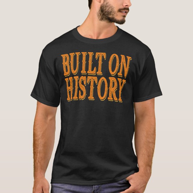 Camiseta Built On History (Anverso)