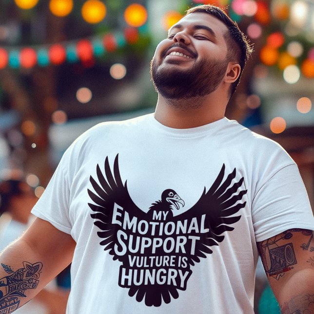 Camiseta Buitre de Apoyo Emocional Humor Neurodivergente (Young man wearing Emotional Support Vulture neurodivergent tee enjoying a street fair festival.)