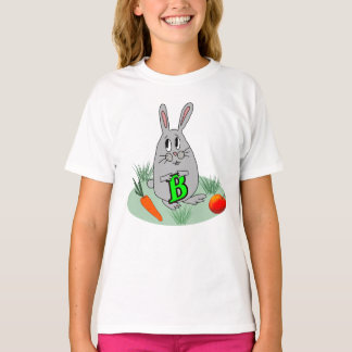 Camiseta Bunny con la letra B sobre el césped