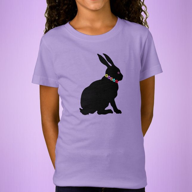 Camiseta Bunny negro sentado en flores de silueta (Sitting black bunny rabbit wearing flowers for Easter for Spring Time on kids purple tee shirt.)