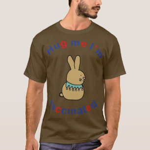 Camiseta Bunny Rabbit dice Hug Me Im Vacunado