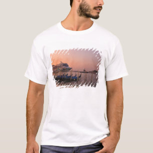 Camiseta Buque de cruceros y góndolas cerca del Gran Canal