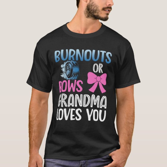 Camiseta Burnouts or bows grandma gender reveal baby announ (Anverso)