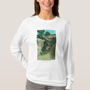 Camiseta Bus turístico debajo de la roca del arco en el