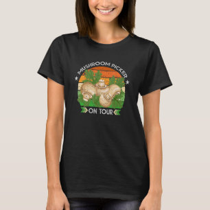 Camiseta Buscador de hongos recolectando hongos mientras su