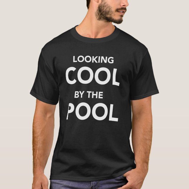 Camiseta Buscando Guay junto al pool (Anverso)