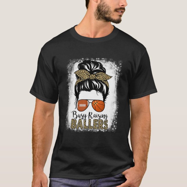 Camiseta Busy Raising Ballers Basketball And Football Mom M (Anverso)