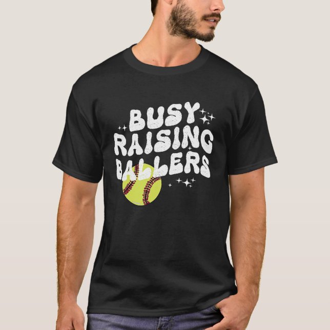 Camiseta Busy Raising Ballers groovy Softball Cheer Mama (Anverso)