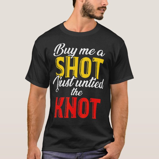 Camiseta Buy Me A Shot I Just Untied The Knot  Divorce (Anverso)