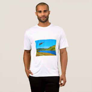 Camiseta Buzzard común en vuelo sobre el reservorio Ladybow