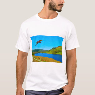Camiseta Buzzard común en vuelo sobre el reservorio Ladybow