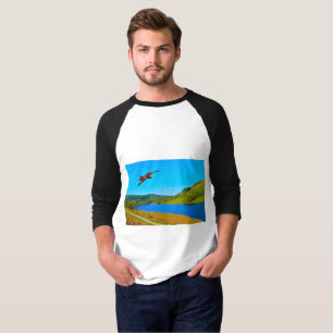 Camiseta Buzzard común en vuelo sobre el reservorio Ladybow
