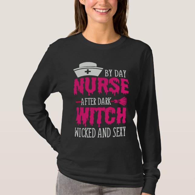 Camiseta By Day Nurse After Dark Witch Wicked And Sexy Cost (Anverso)