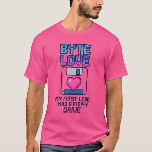 Camiseta Byte Love: My first love had a floppy drive (Anverso)
