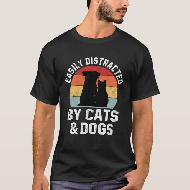 Camiseta Ca For Women Easily Distracted By Cats And Dogs Mo (Anverso)