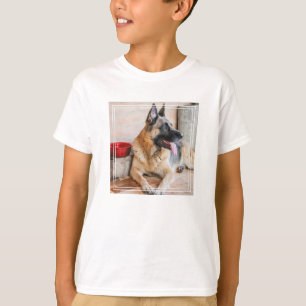 Camiseta Caballo alemán descansando por cuenca acuática