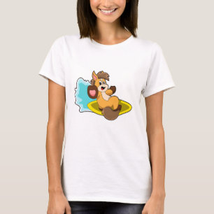 Camiseta Caballo como surfista con tabla de surf