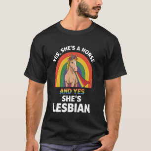 Camiseta Caballo de dibujos animados majestuoso con arcoíri