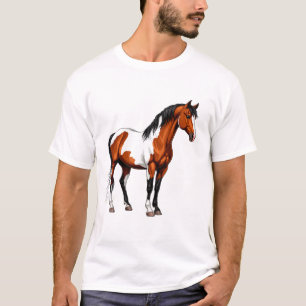Camiseta Caballo de pintura audaz parado en un campo de hie