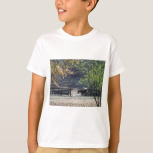 Camiseta Caballo marrón caminando a través de la cerca