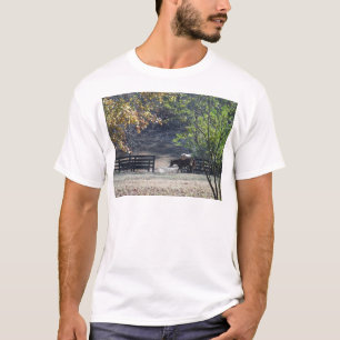 Camiseta Caballo marrón caminando a través de la cerca
