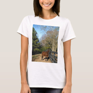 Camiseta Caballo marrón contra una valla