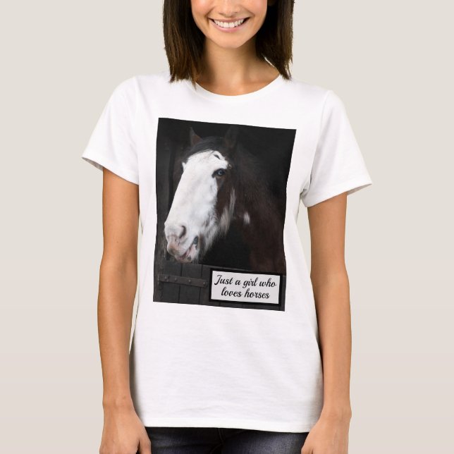 Camiseta Caballo marrón en granja sólo un Chica que ama los (Anverso)