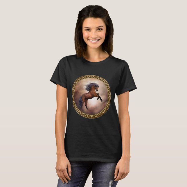 Camiseta Caballo marrón frisón criándose con nubes nubladas (Anverso completo)
