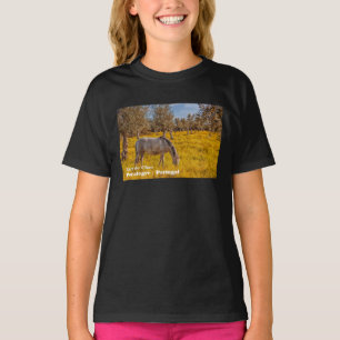 Camiseta Caballo pastoreando en un prado de flores amarilla