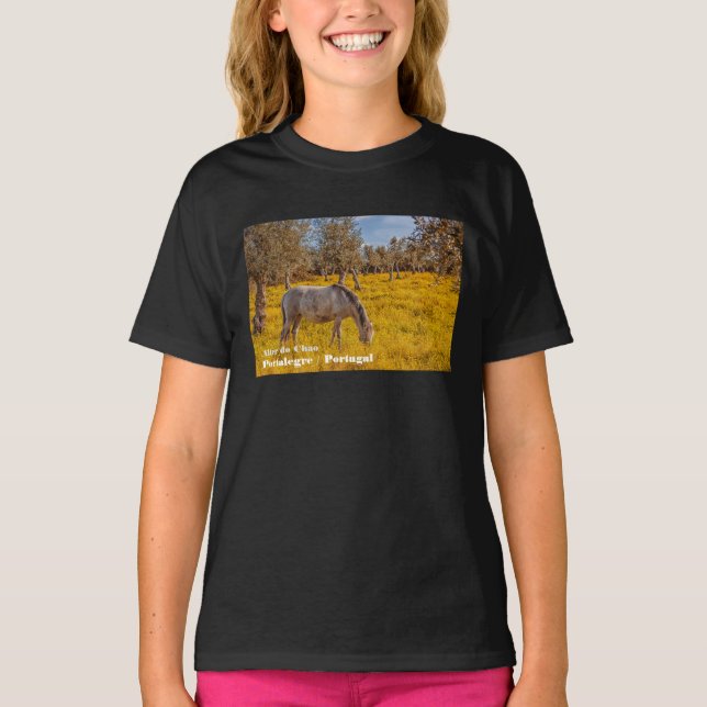 Camiseta Caballo pastoreando en un prado de flores amarilla (Anverso)