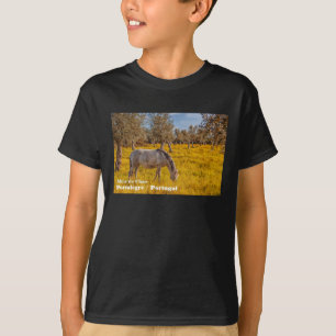 Camiseta Caballo pastoreando en un prado de flores amarilla