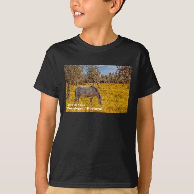 Camiseta Caballo pastoreando en un prado de flores amarilla (Anverso)